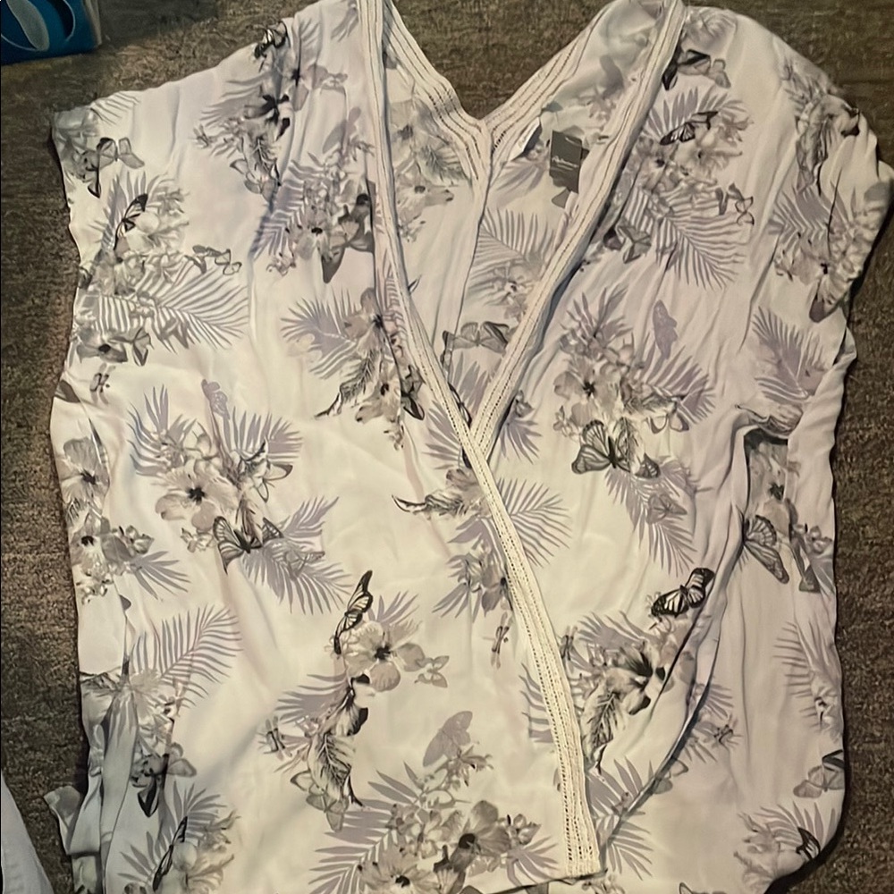Woman’s NWT throw over/cover up, top sz M
